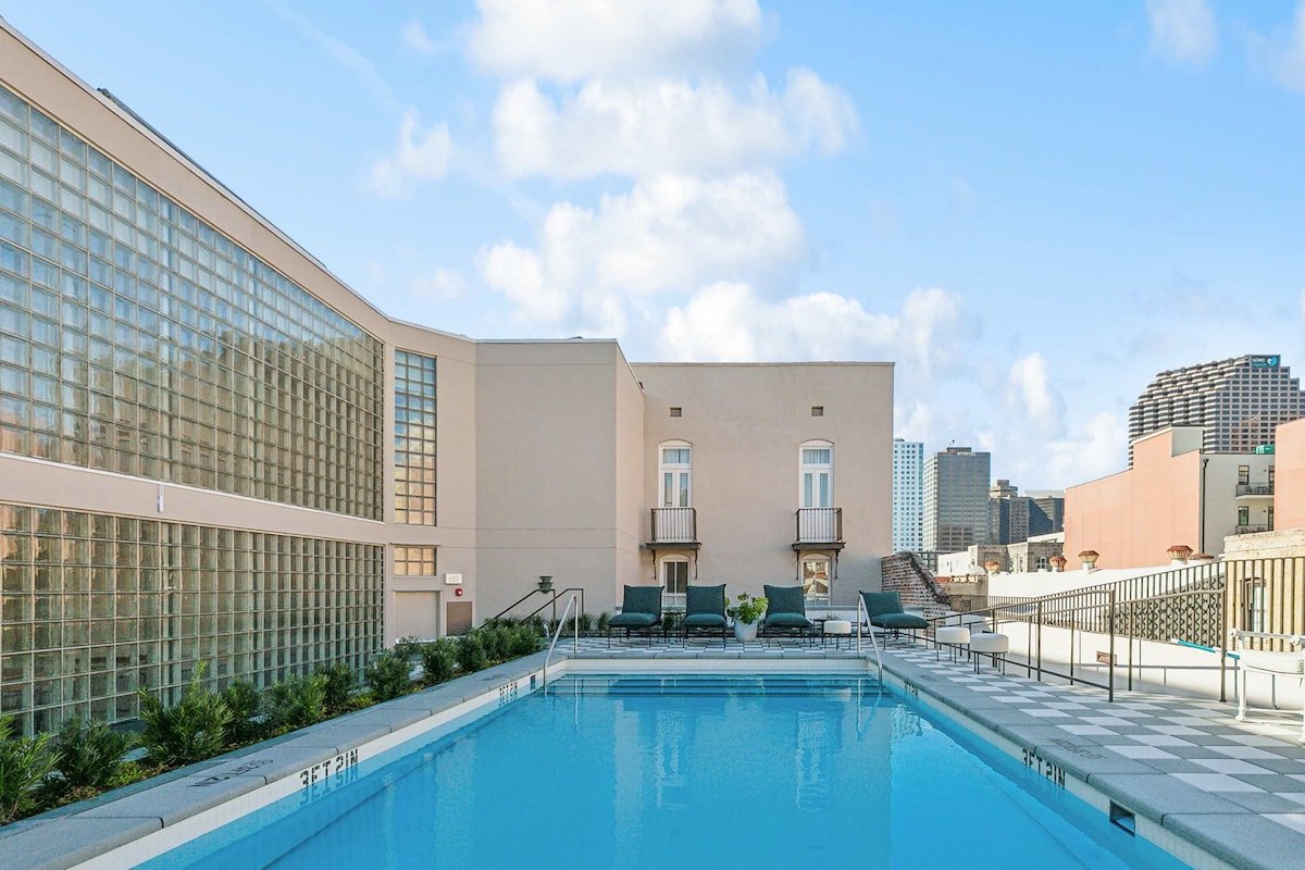 Hotel Perle: 6 Bedroom Suite With Pool View gallery image 3