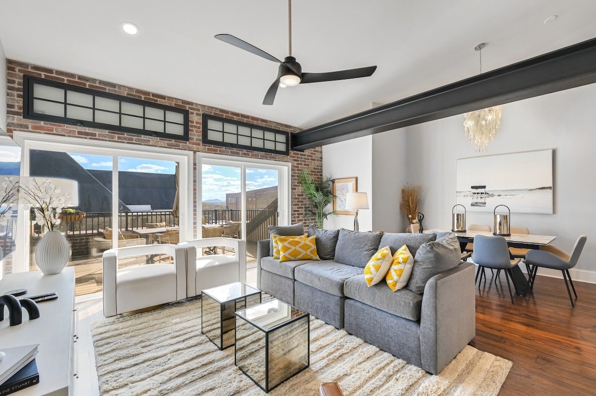 Art Deco Building Condo w/Private 50 ft Terrace gallery image 4