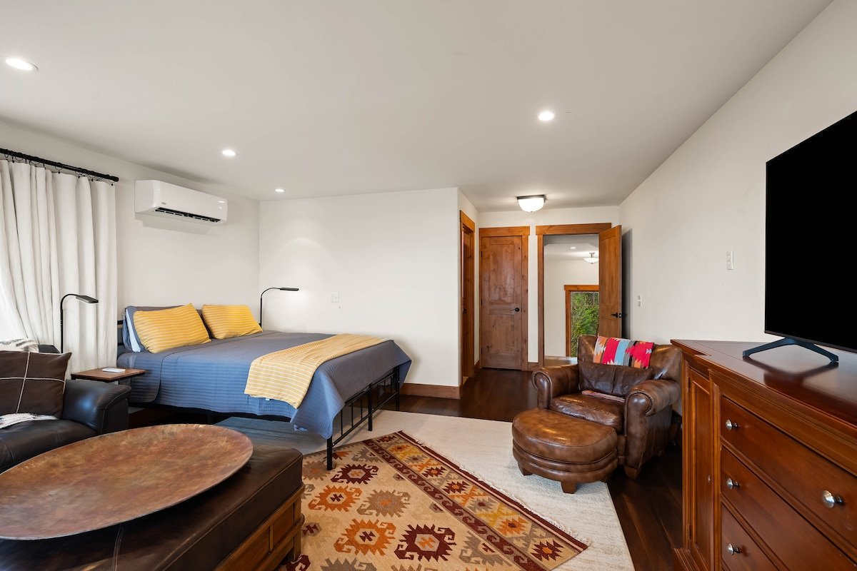 Stunning 3-BR Lakeview Home on Craggy Cliff gallery image 3