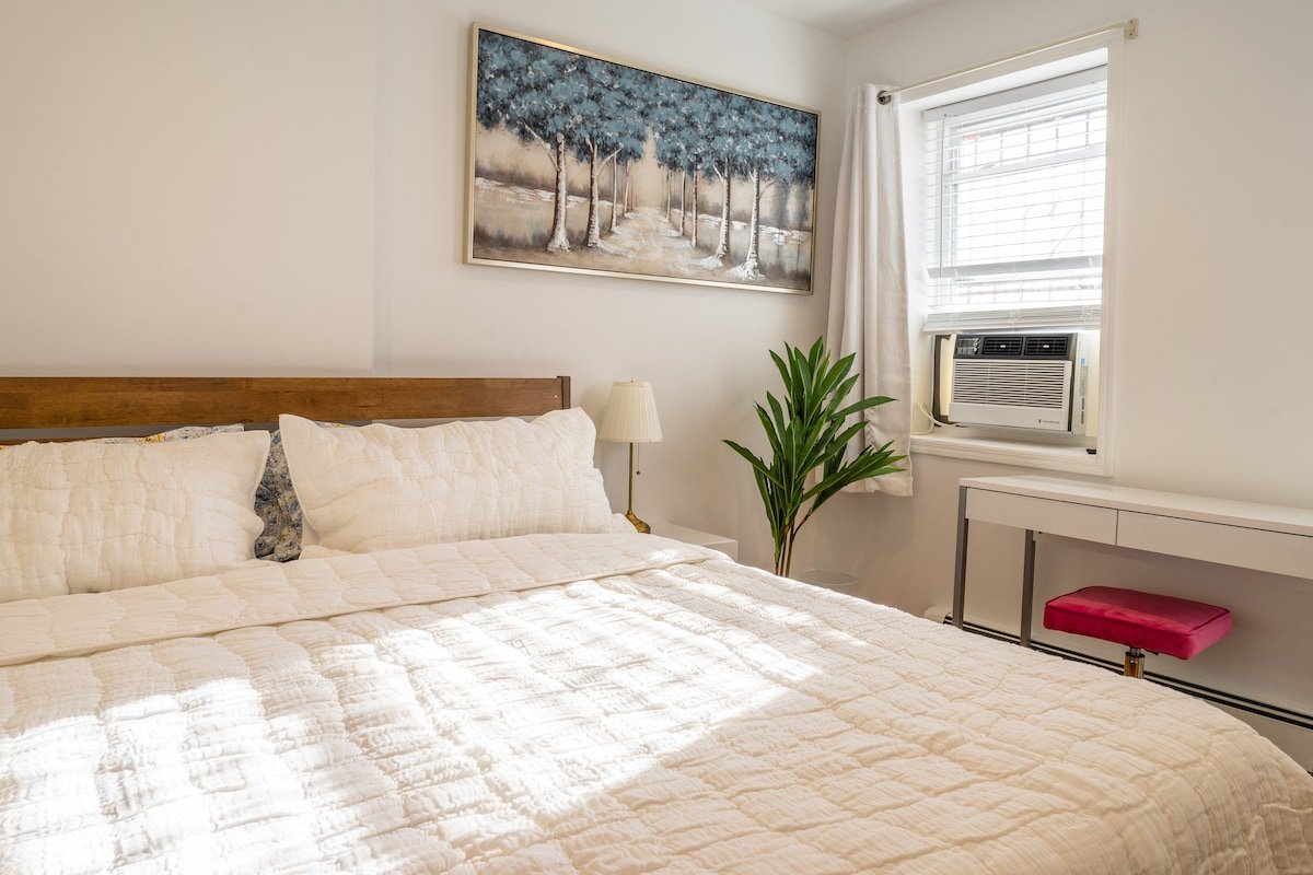 SPACIOUs Duplex w/ Pvt Bckyrd 2 Bathrooms & more gallery image 3