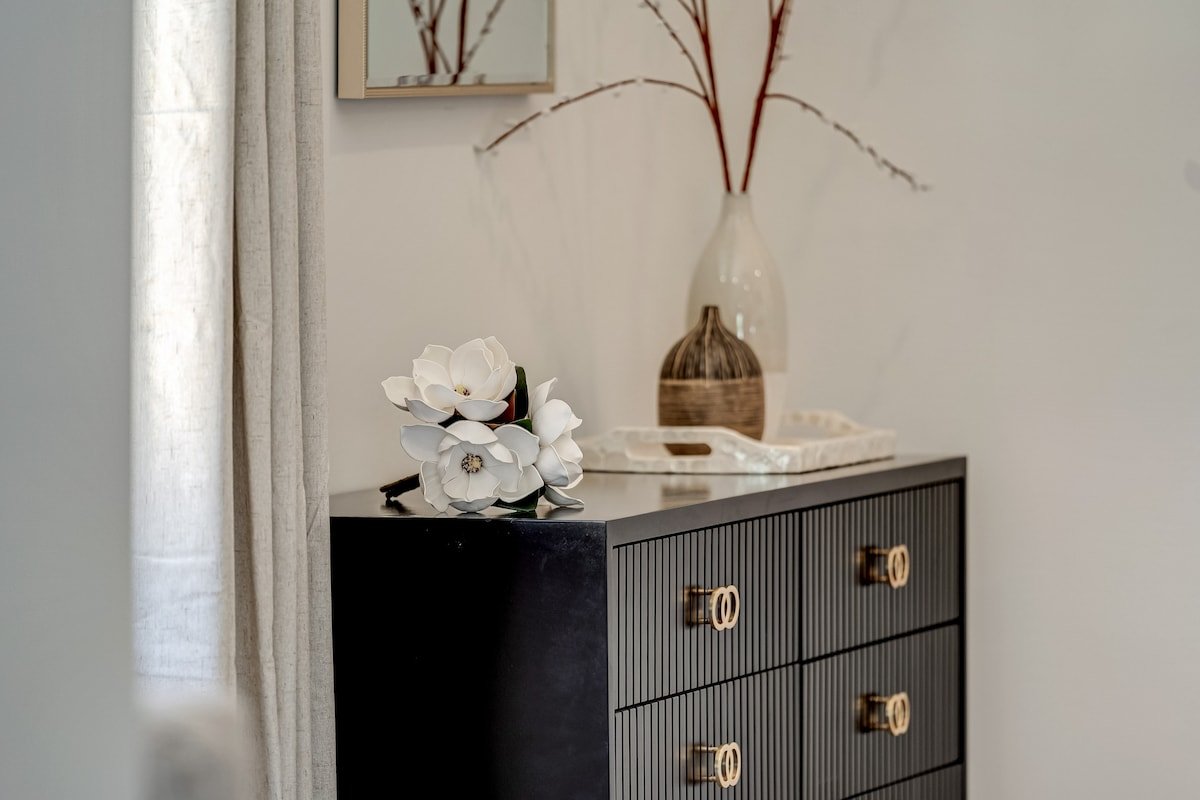 Under the Oak: A timeless retreat w/modern luxury gallery image 4