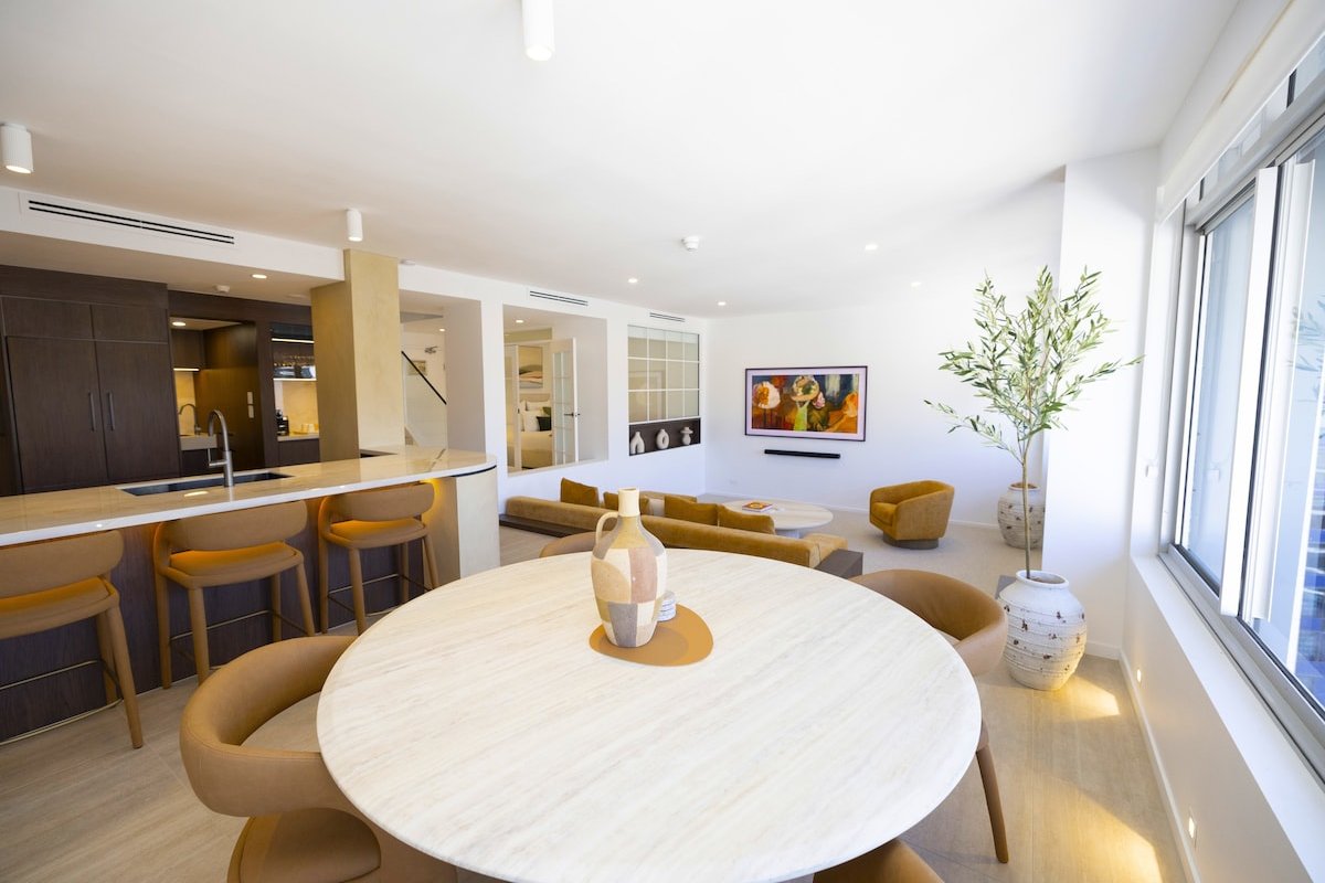 Penthouse – Luxury 2 Storey -3 Bedroom Sky home! gallery image 4