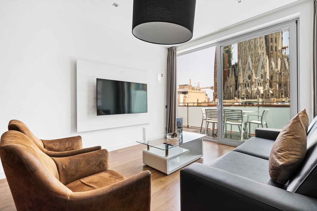 Stunning 4-bedroom apt with Sagrada Familia views