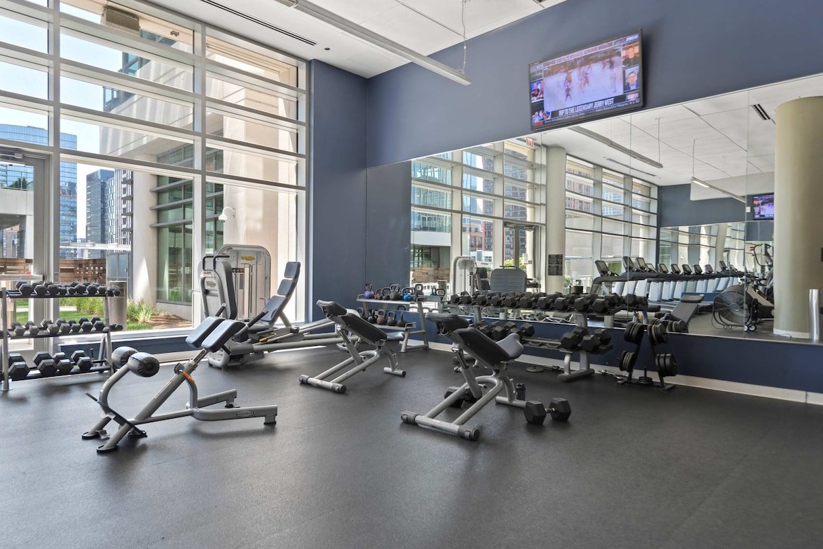 Sky-High 3BR Penthouse in West Loop gallery image 5