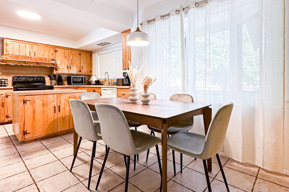 Spacious 6BR Poolside Paradise – LOU1 – UC gallery image 5