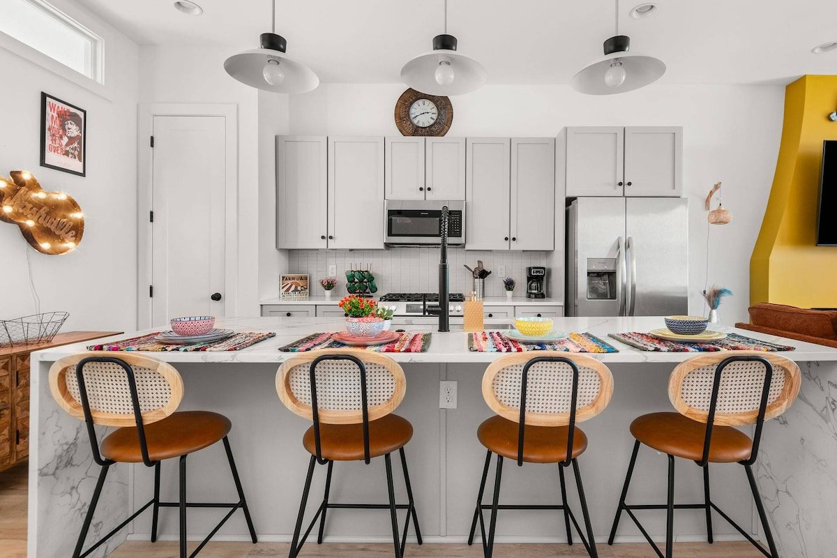 Nash Skylight: 11 Beds w Hot Tub ~ 5 Min Downtown gallery image 4