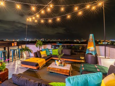 Winter Escape near DT | Rooftop HotTub + Game Room