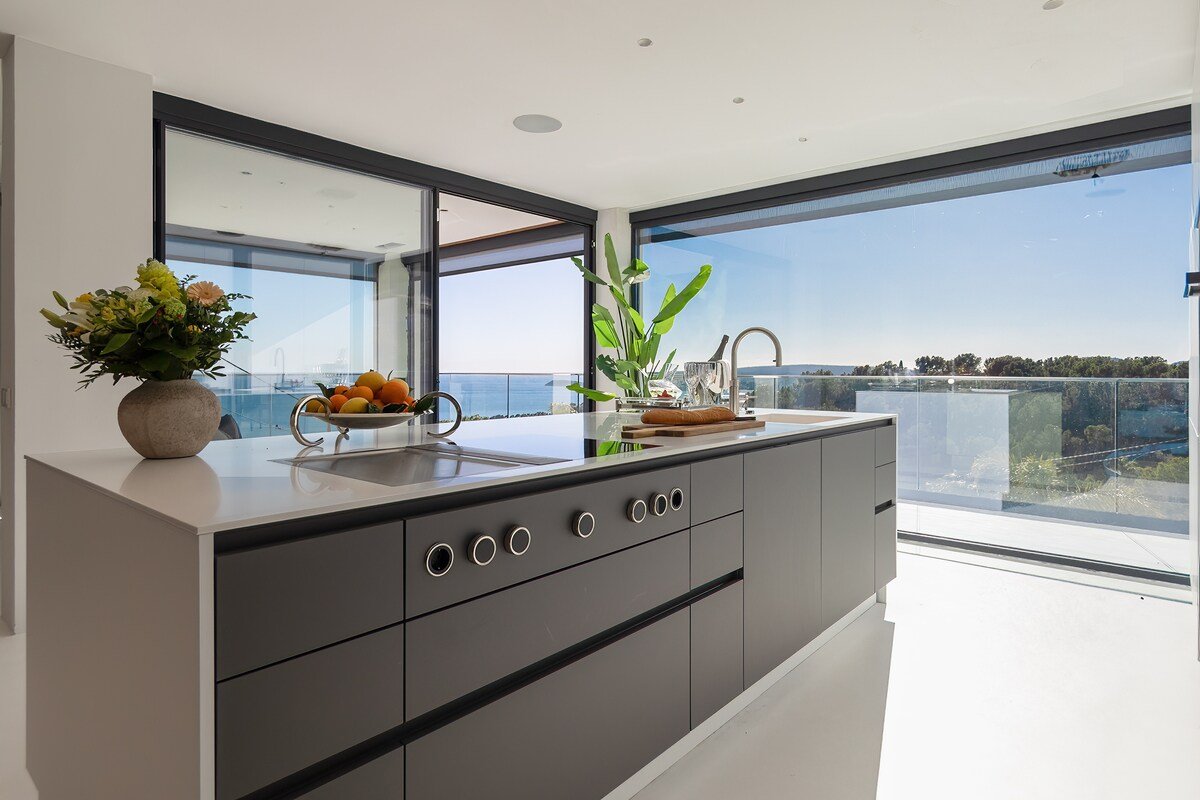 Modern Luxurious Seaview Villa gallery image 5