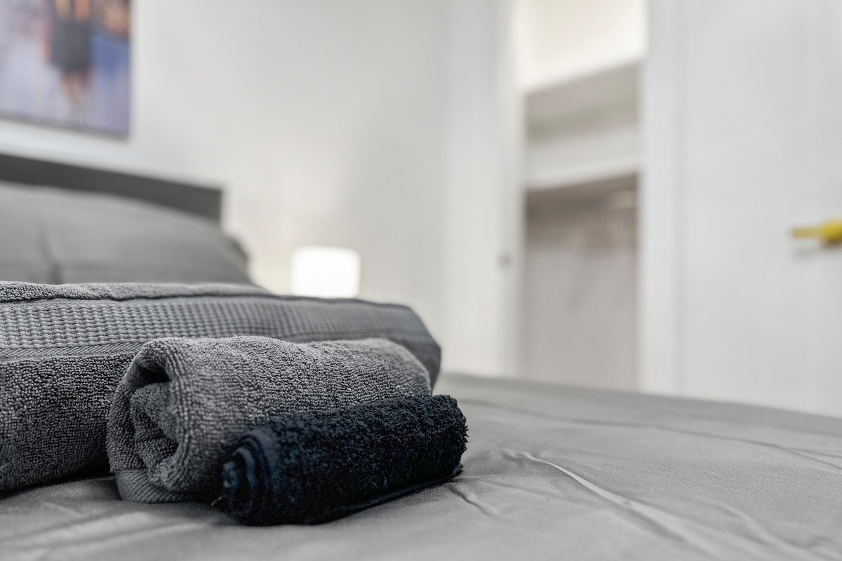 5 Bedroom, No Steps, Huge Outdoor Space, by train! gallery image 4