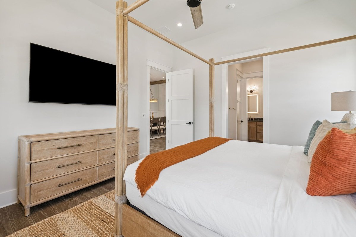 Stunning brand-new getaway w/private pool and spa gallery image 4