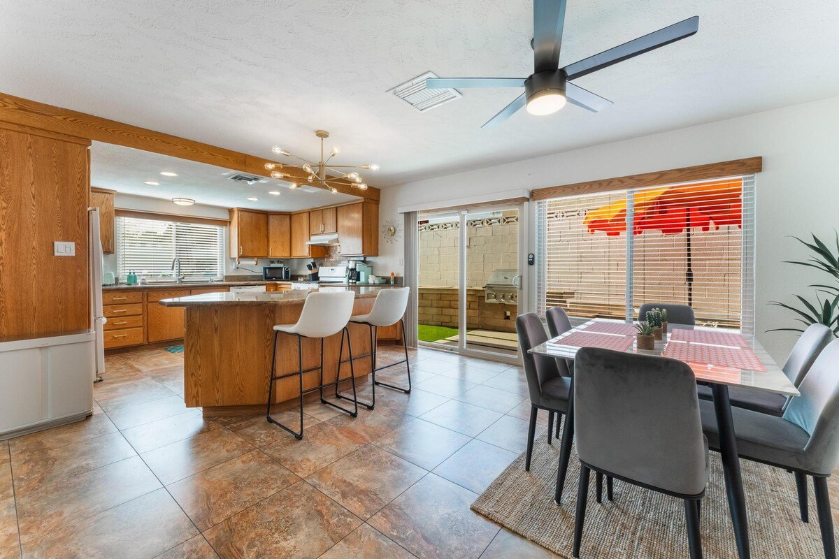 Midcentury Modern *Monthly* Las Vegas Pool Home gallery image 5