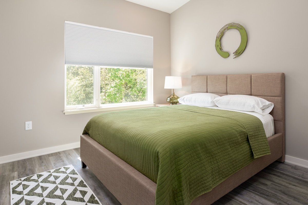 Downtown Townhouse w/ elevator, 3 BR’s & 3.5 baths gallery image 4