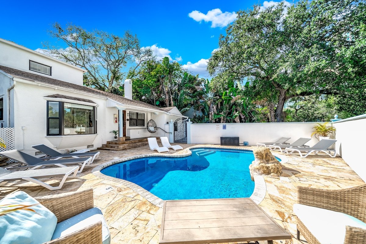 Heated Pool! Massive Gem+Close To Beach & Shops! gallery image 2