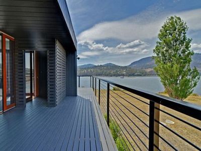 AMAZING 5-STAR WATERFRONT RETREAT ON THE RIVERWALK