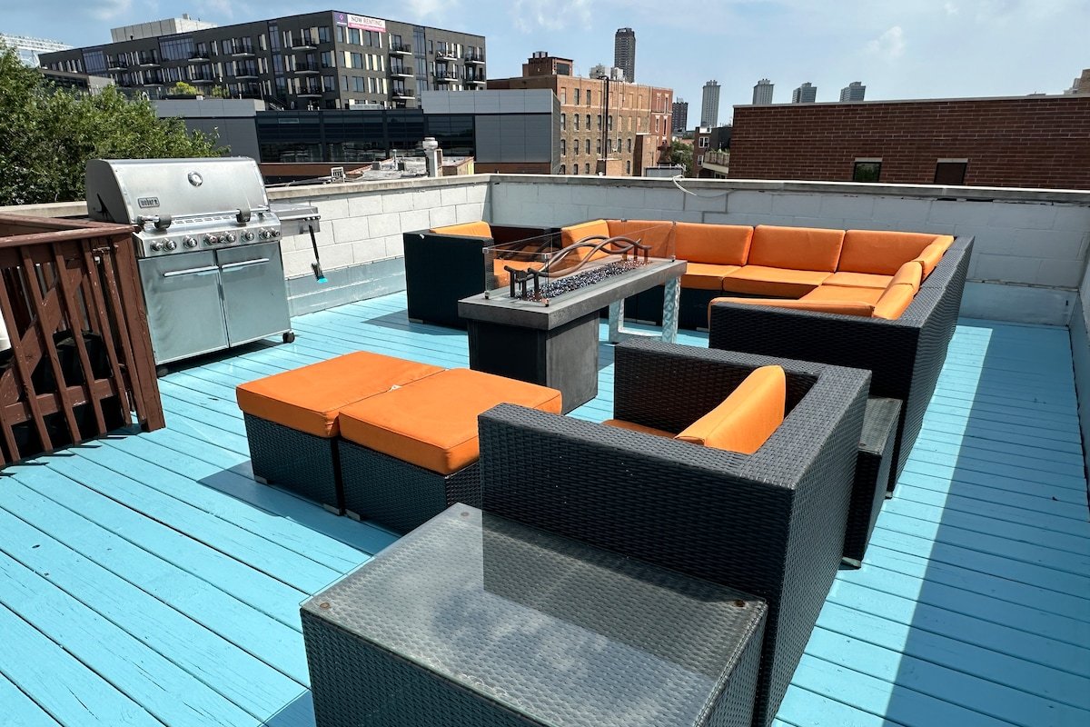 Wrigley Penthouse w/Private Roof Deck and Parking gallery image 2