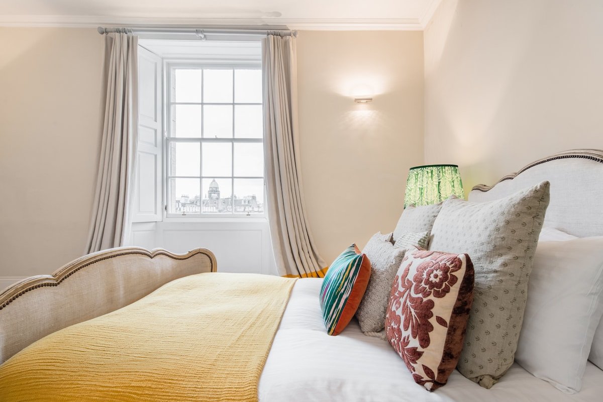 Georgian Apartment with Castle Views gallery image 4