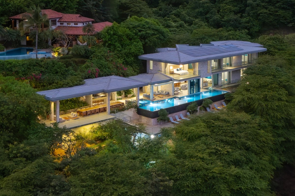 Luxury Villa: Ocean Views, Full Staff & Breakfast