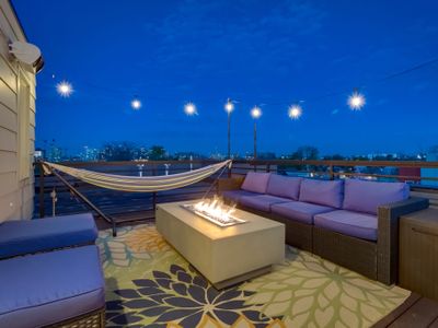 Modern, Spacious Townhouse Mins from Downtown