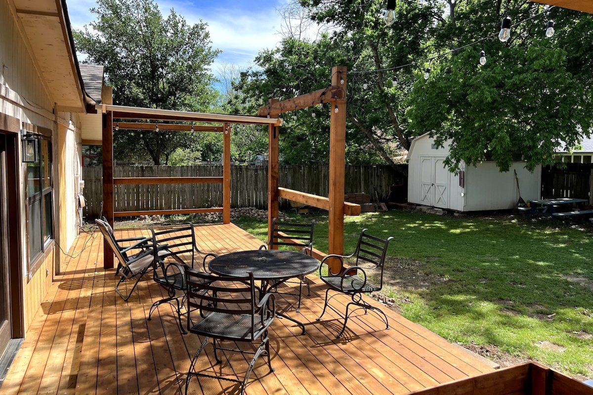 South Austin 3BR Oasis w/ Deck & Yard gallery image 3