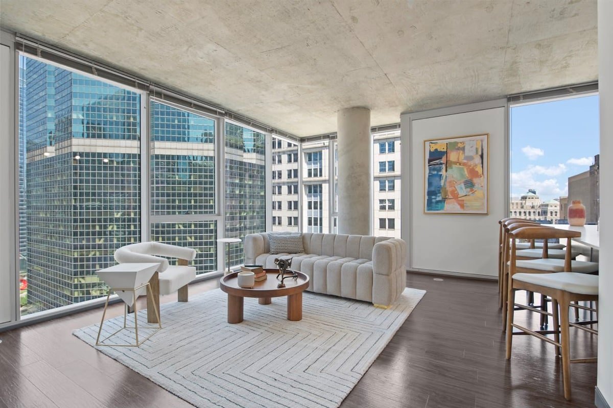 Stylish 2BR with Skyline Views Near Riverwalk gallery image 2