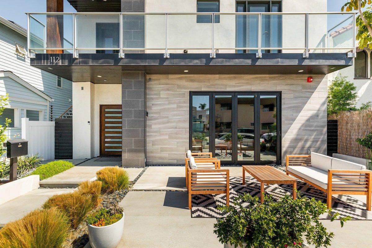 Luxury Modern Beach Retreat-block to beach/dining! gallery image 2