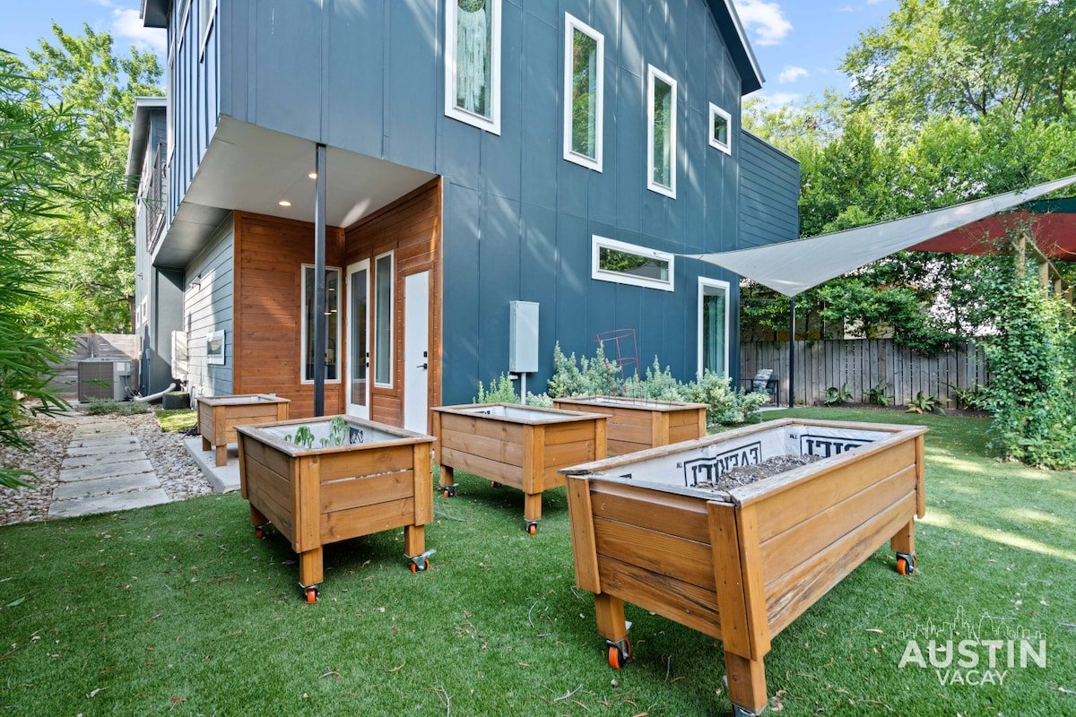 Picture-Perfect + Trendy Vibes Minutes From Rainey gallery image 5