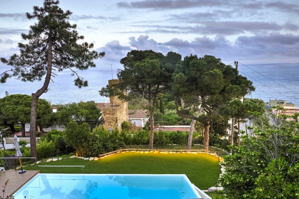 Exclusive villa infinity pool overlooking the Sea gallery image 5