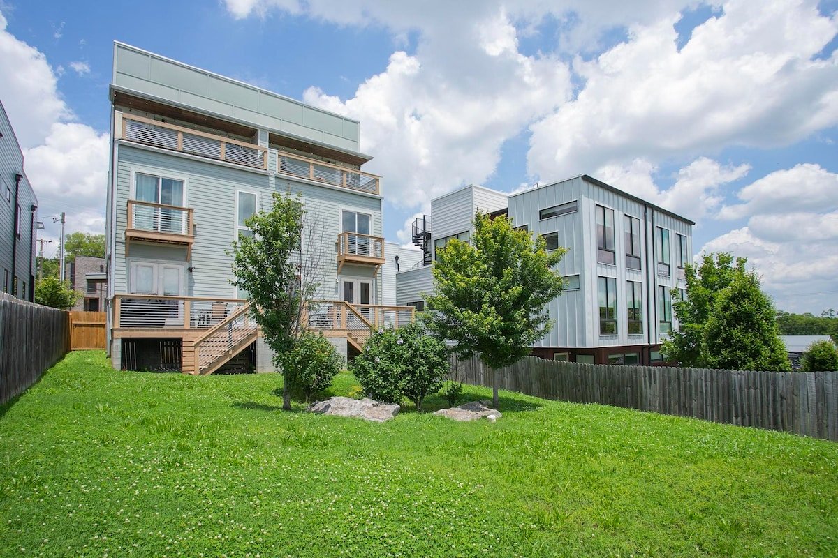 Famous MEGA HOUSE! *Sleeps 20* Big Patio/Backyard gallery image 5