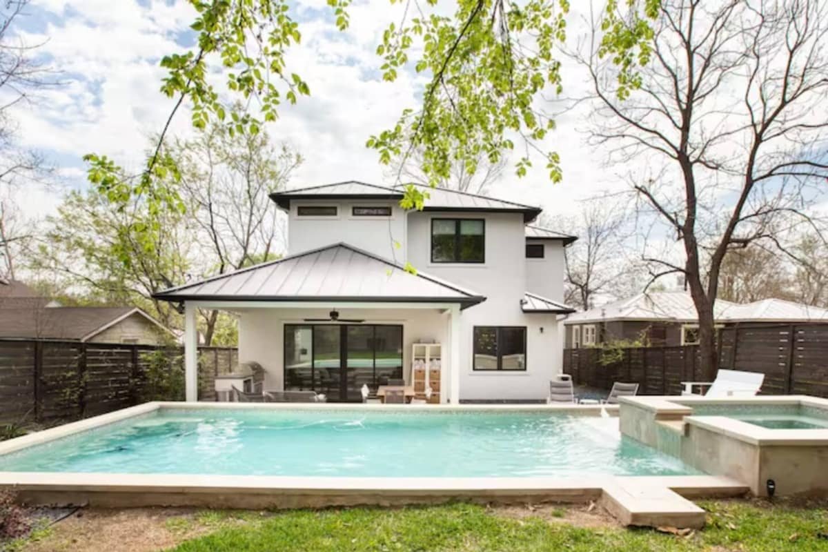 Zilker Luxe Stay | Pool, Hot Tub, Pet-Friendly gallery image 3