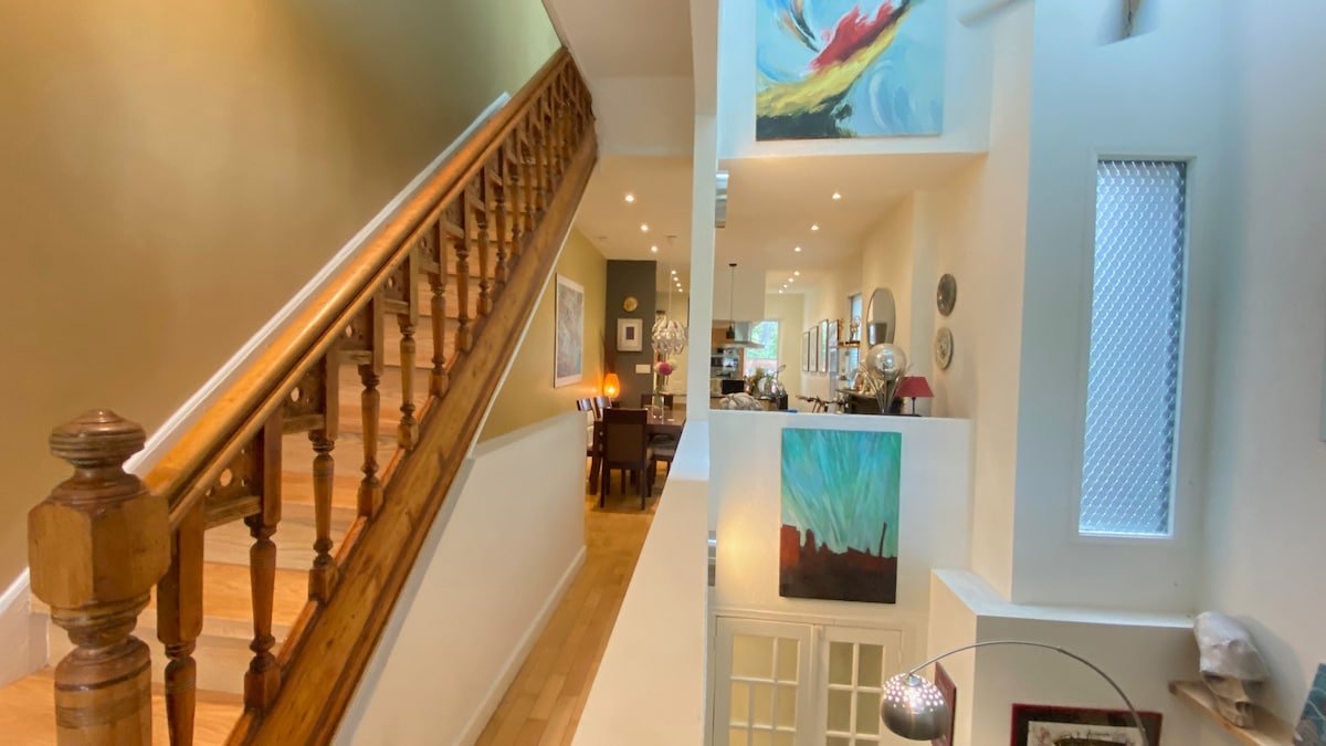 Kensington Market Heritage Town House w City Views gallery image 2