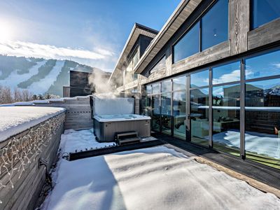 Eagle’s Rest – Top floor 3BR Luxury Residence