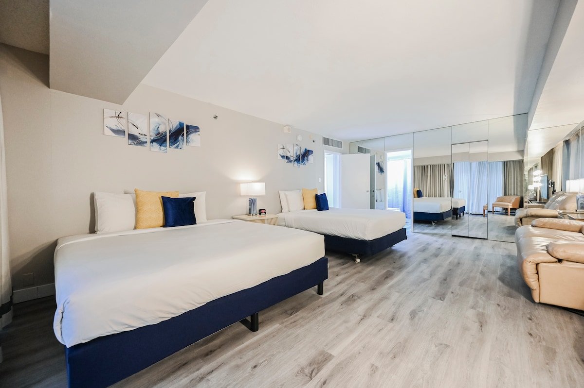 N78 2BD/2BA Center Strip |Great Views | Sleeps 12 gallery image 4