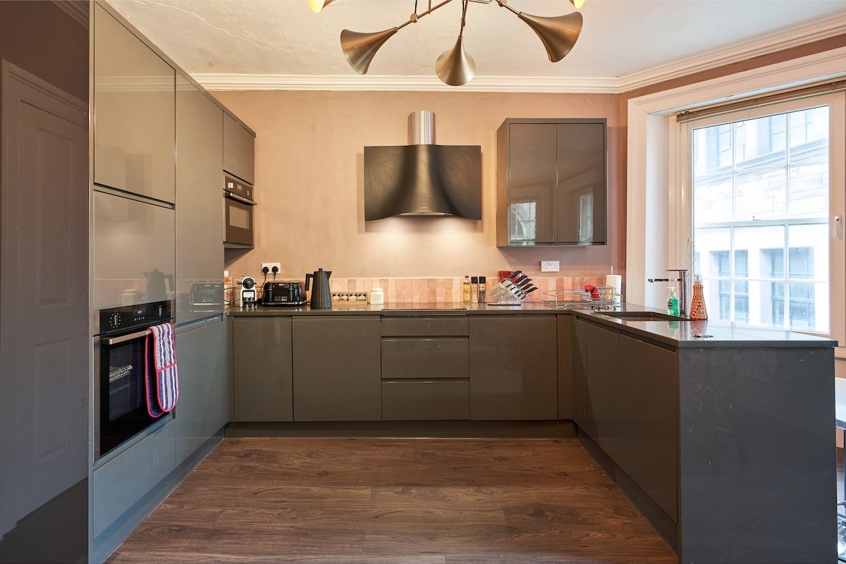 3 Bedroom Apartment – Historic Old Town gallery image 3