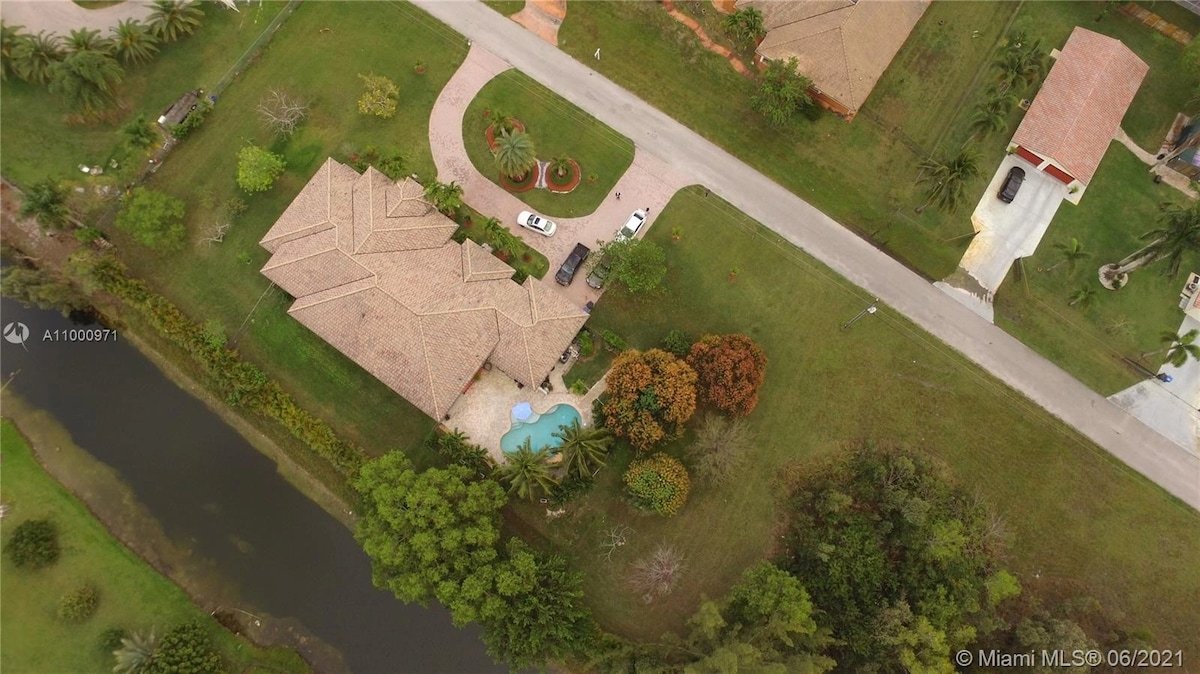 Colossal 4 Bedroom Manor w/ Pool gallery image 4