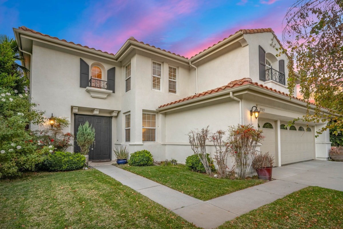 180 – Luxe Stevenson Ranch Home-Pool, Spa & Views gallery image 4
