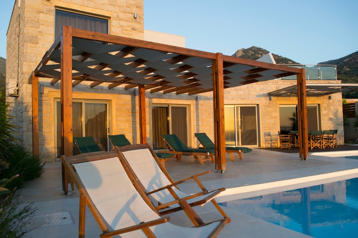 Villa Corallium in Sfinari with amazing sea view gallery image 4