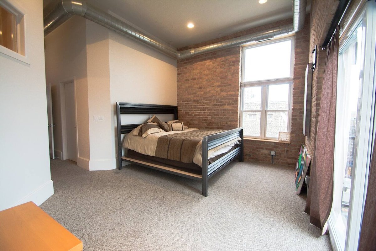 Historic Wicker Park Penthouse with Outdoor Decks gallery image 4