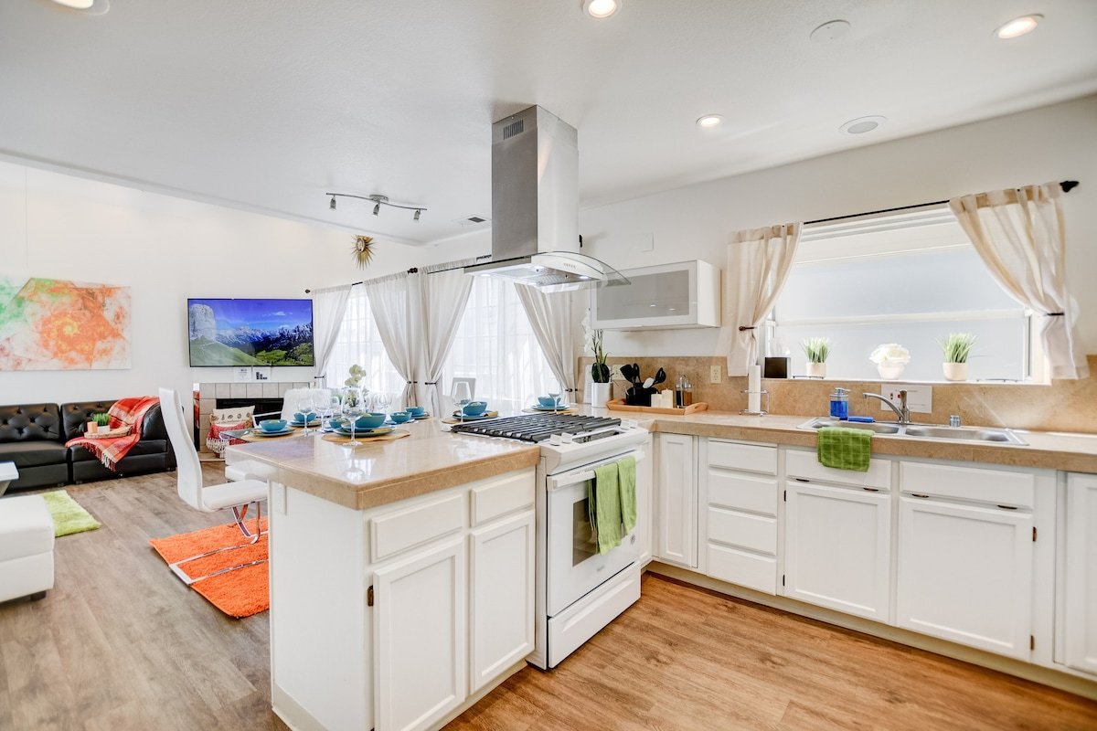 Steps To The Sand! Central SD Beach Paradise! gallery image 2