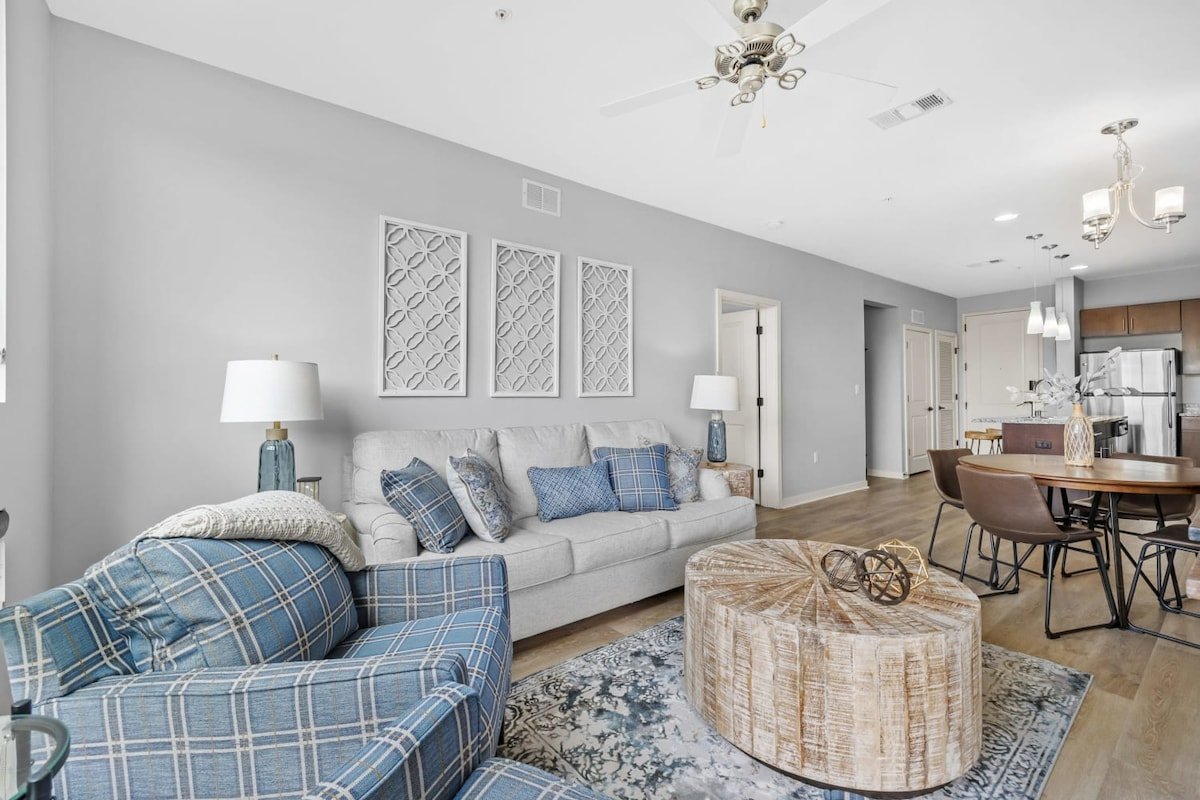 Luxurious Large 2 bed 2 bath Downtown Condo- #402 gallery image 5