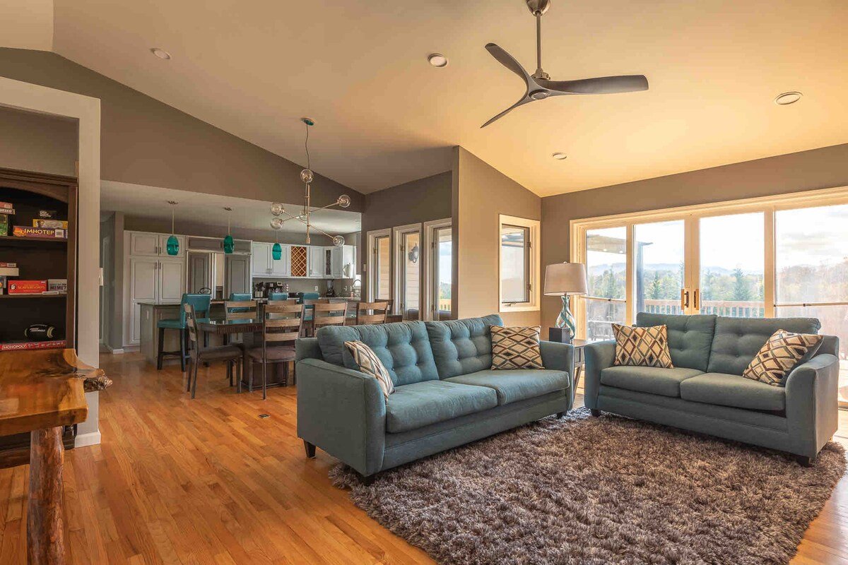 Asheville Luxury-Game Room_SPA_Sleeps 19_PETS gallery image 3