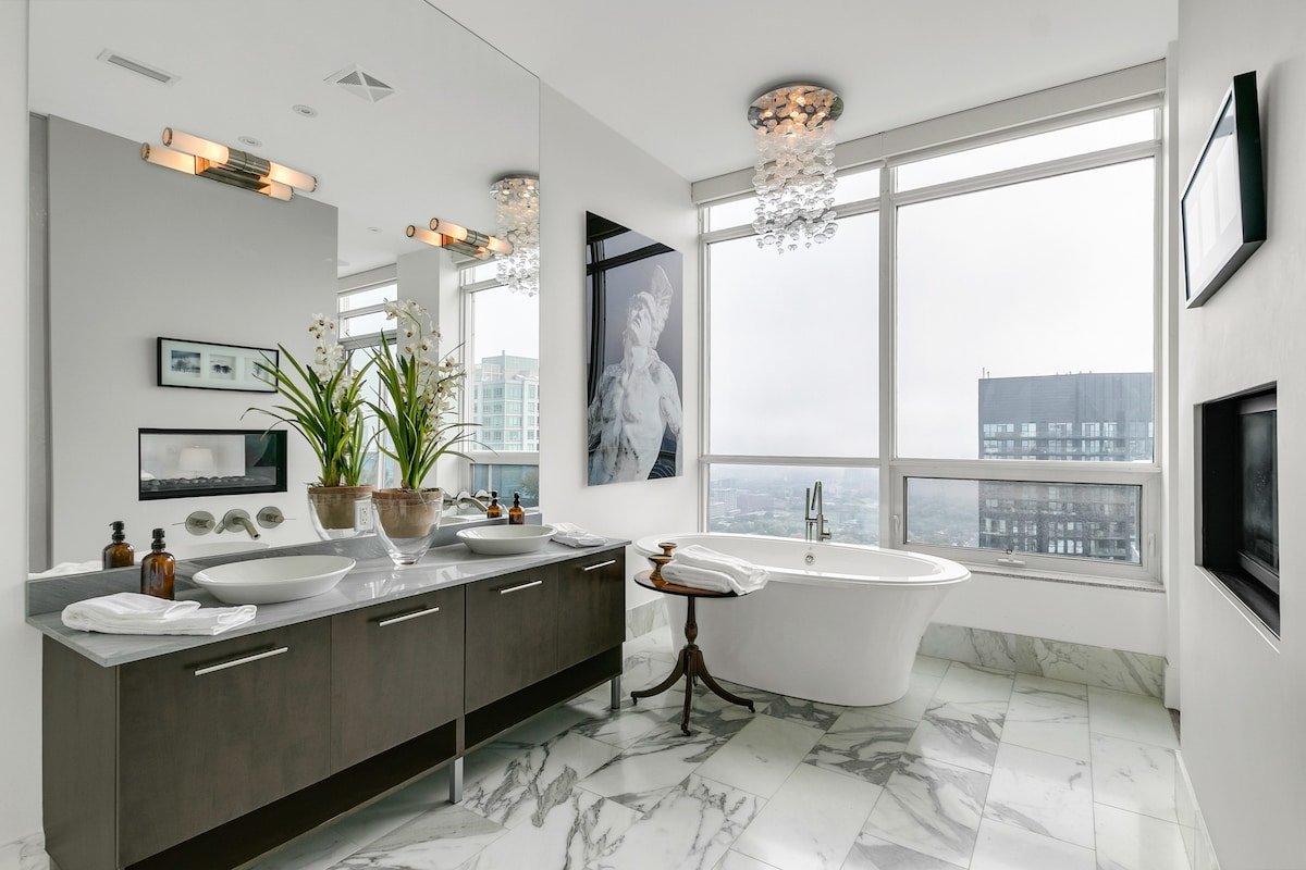 Penthouse * Rare * Stunning Views * 2500 sq ft gallery image 3