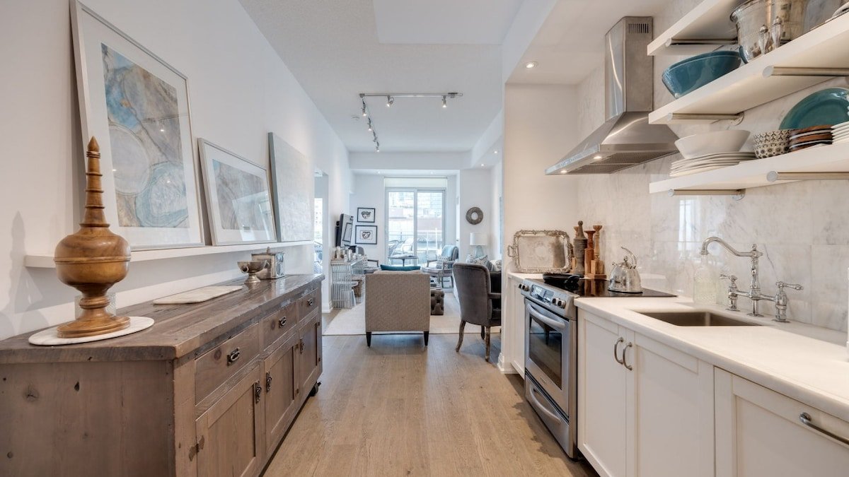 Urban Gem with Large Private Patio in DWTN Toronto gallery image 5