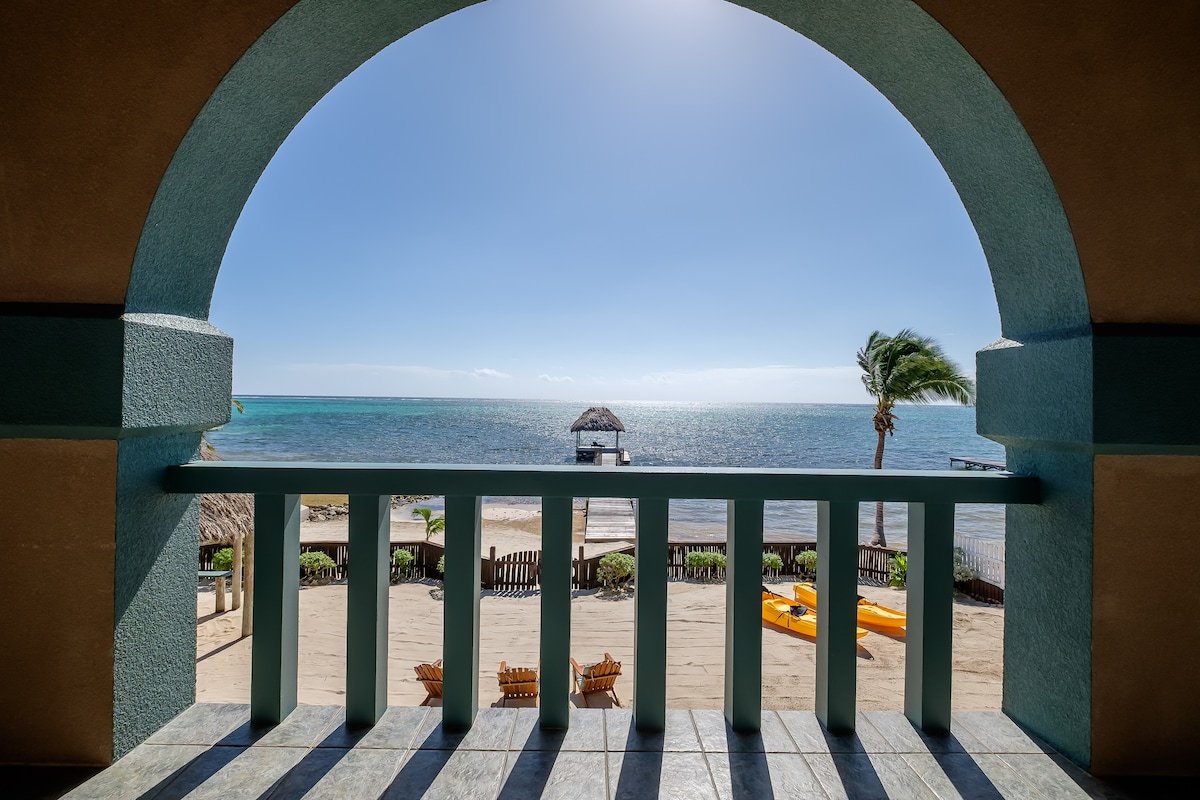 Close to Secret Beach. Kayaks. Bikes. Pool. gallery image 3