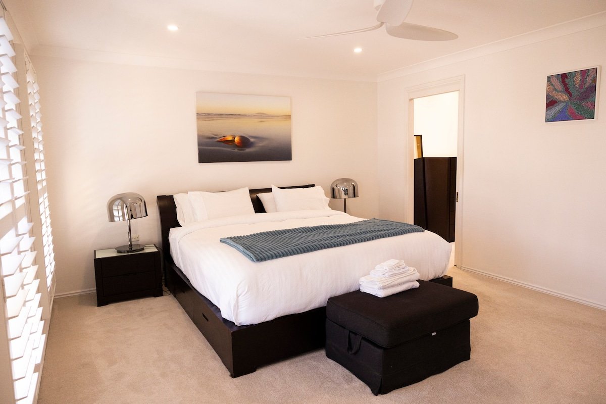 Stunning home near Beach with Pool & Sauna gallery image 4