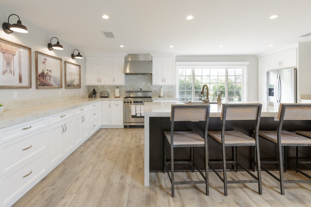 Seven Bedrooms in La Jolla Village gallery image 4