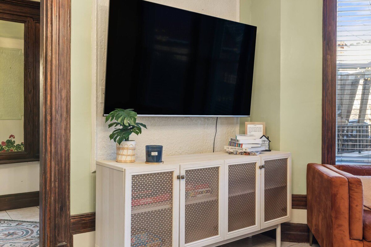 Central Crown Heights Beauty | Steps to Subway! gallery image 3