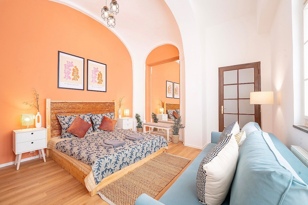 3BR + 2 BATH + PATIO – 100m to Old Town Square gallery image 2