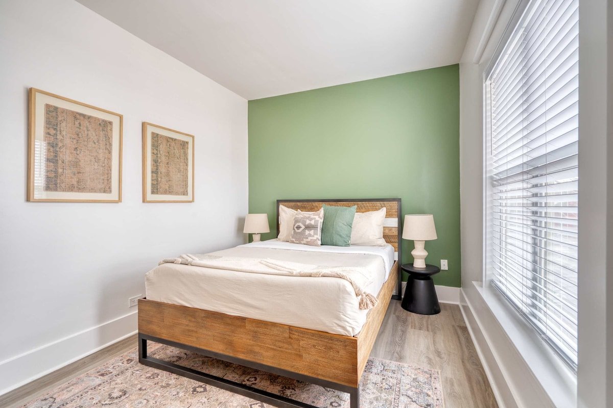 3BR • Sleeps 8 • Perfect for Groups • Renovated gallery image 3