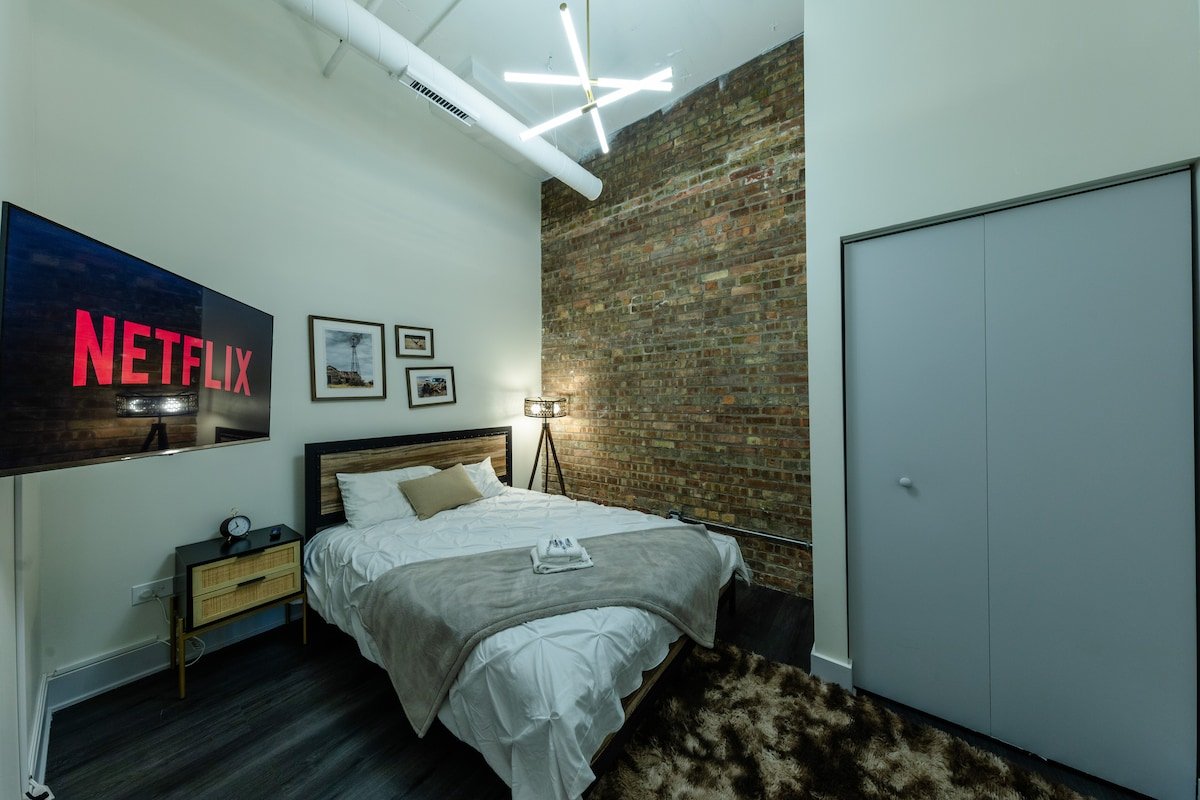 Spacious Luxury 6BR Suite w/ Jacuzzi & Pool Table gallery image 5