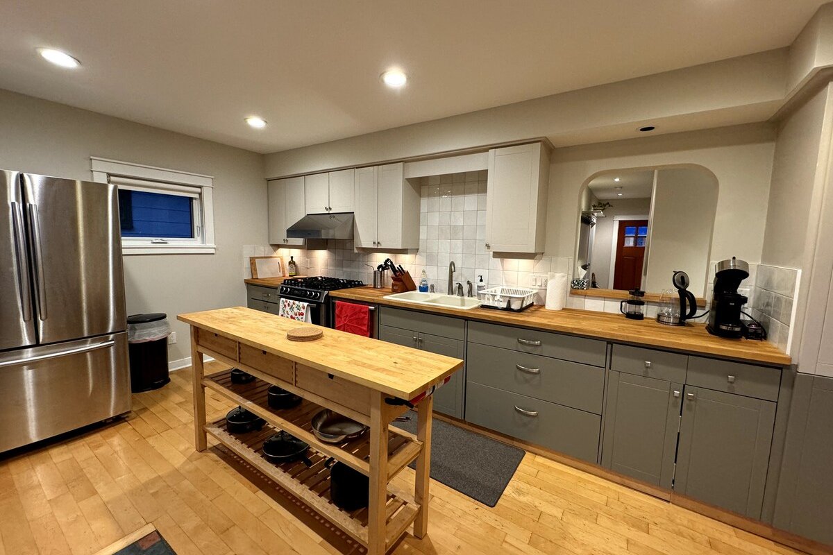 3 BR/2BTH, Near Downtown, Mountain Views gallery image 5